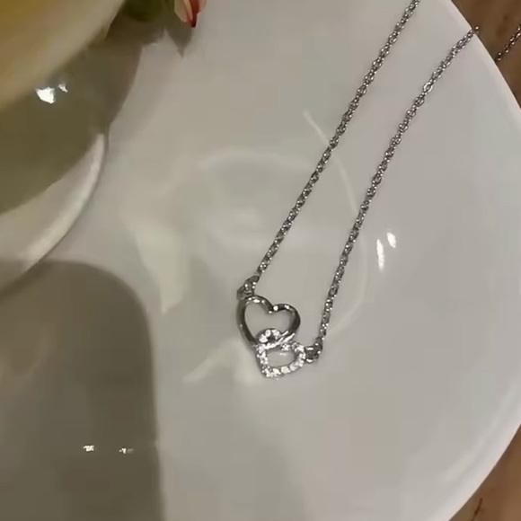 Romantic Simple Double Heart Pendant Necklace. - Picture 4 of 5